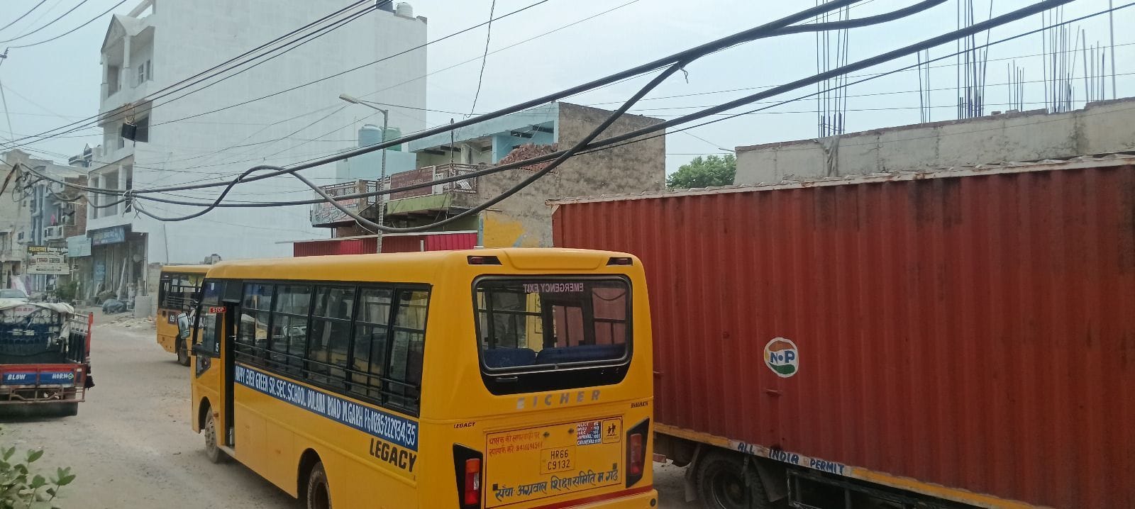 फाेटो संख्या:51- रेलवे रोड पर खंबों पर फैला बिजली के तारों का जाल--संवाद फाेटो संख्या:51- रेलवे रोड पर खंबों पर फैला बिजली के तारों का जाल--संवाद
