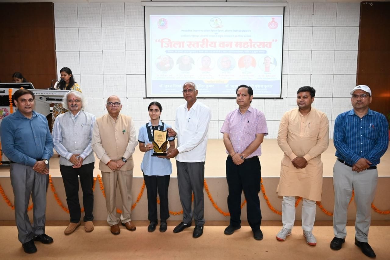 फोटो संख्या:61- राजकीय महिला महाविद्यालय महेंद्रगढ़ पौधरोपण करते विधाय कंवर सिंह यादव--स्रोत- म