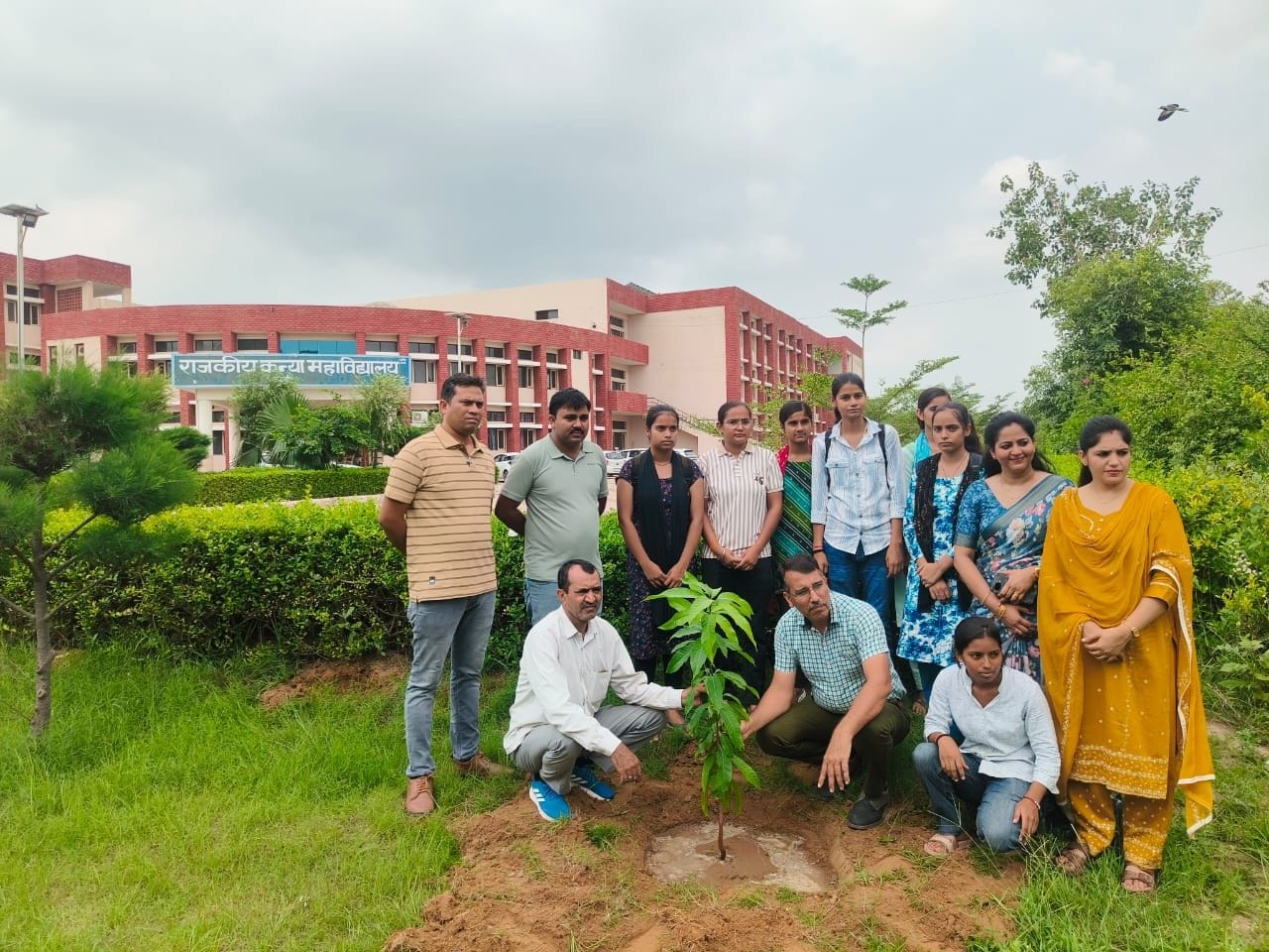 फोटो संख्या:61- राजकीय महिला महाविद्यालय महेंद्रगढ़ पौधरोपण करते विधाय कंवर सिंह यादव--स्रोत- म