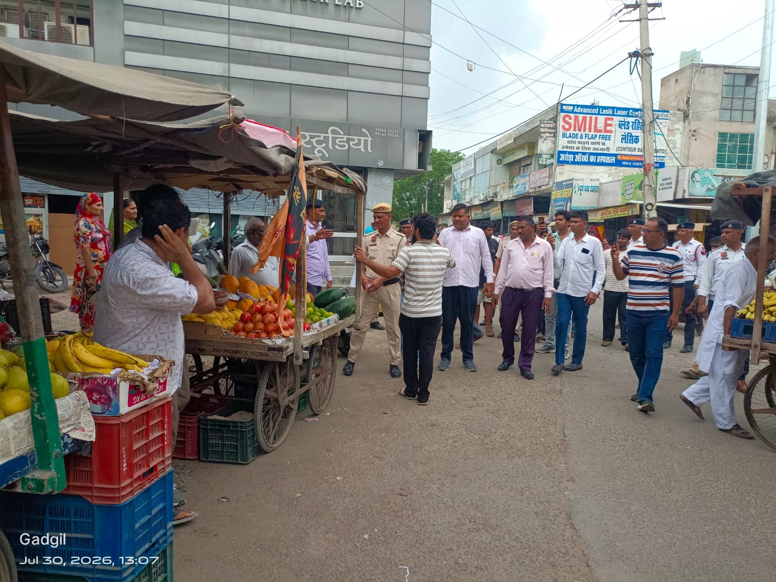 फतेहाबाद के हंस मार्केअ में रेहड़ियां हटवाते हुए ट्रैफिक पुलिस और नगर परिषद के अधिकारी