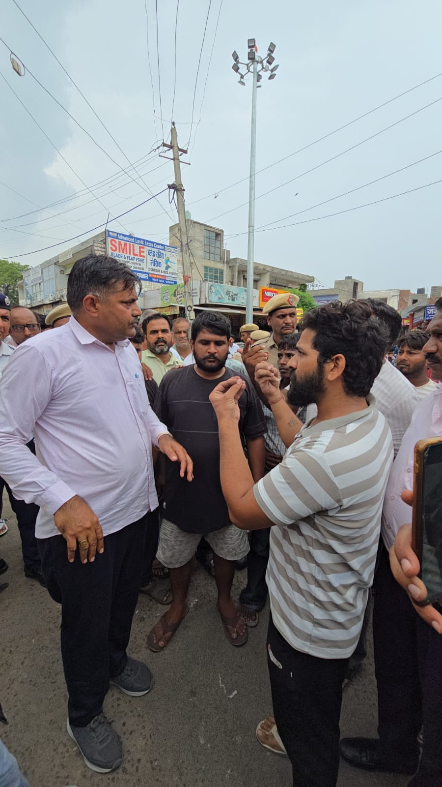 फतेहाबाद के हंस मार्केअ में रेहड़ियां हटवाते हुए ट्रैफिक पुलिस और नगर परिषद के अधिकारी