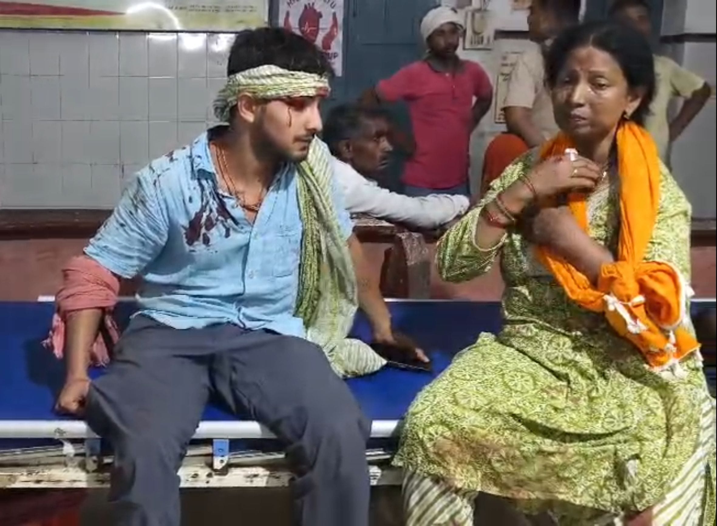 गंगा एक्सप्रेसवे पर अनियंत्रित होकर कार पलटने से घायल युवक। गंगा एक्सप्रेसवे पर अनियंत्रित होकर कार पलटने से घायल युवक।