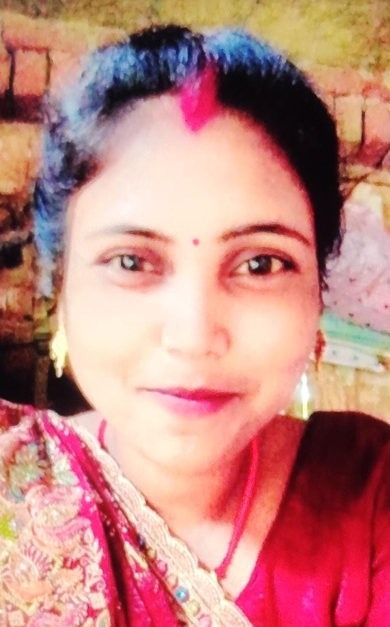 गोला सीएचसी में रोते-बिलखती मृतका की मां और बहन। संवाद गोला सीएचसी में रोते-बिलखती मृतका की मां और बहन। संवाद