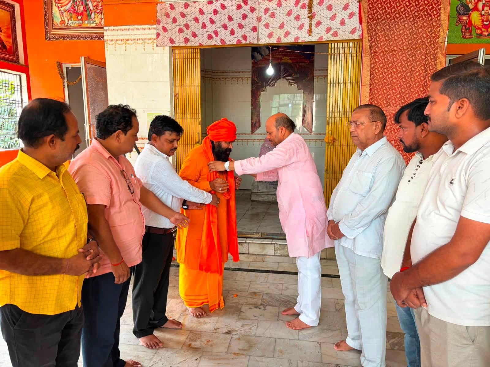 गुरु पूर्णिमा पर को सम्मानित करते लोग। स्रोत -सोशल मीडिया गुरु पूर्णिमा पर को सम्मानित करते लोग। स्रोत -सोशल मीडिया