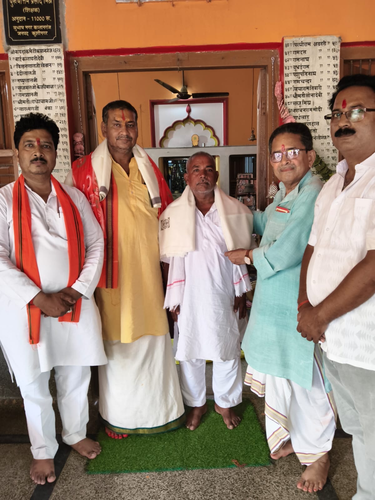गुरु पूर्णिमा पर को सम्मानित करते लोग। स्रोत -सोशल मीडिया गुरु पूर्णिमा पर को सम्मानित करते लोग। स्रोत -सोशल मीडिया