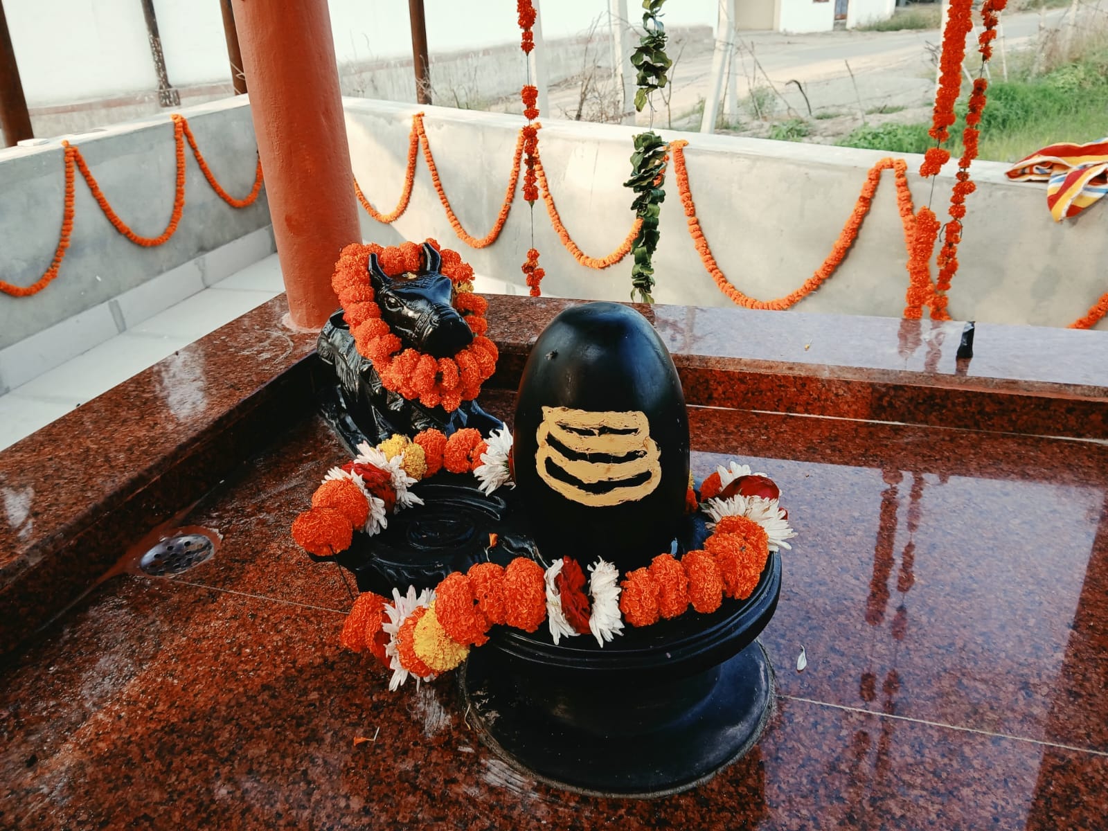 हनुमान वाटिका में शिवलिंग का किया हुआ श्रृंगार। संवाद हनुमान वाटिका में शिवलिंग का किया हुआ श्रृंगार। संवाद