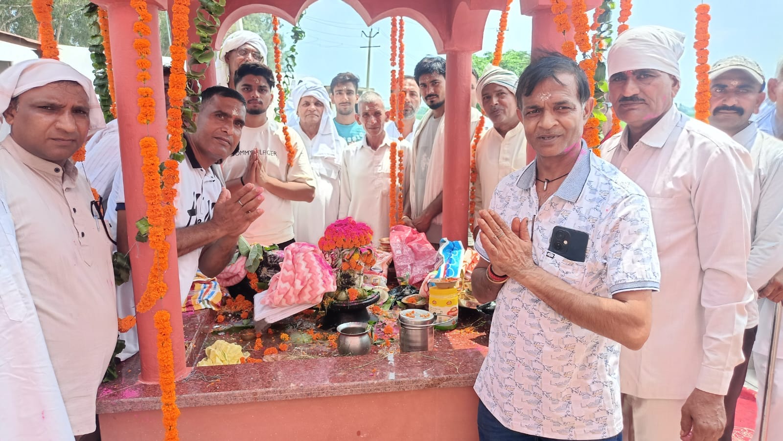 हनुमान वाटिका में शिवलिंग का किया हुआ श्रृंगार। संवाद हनुमान वाटिका में शिवलिंग का किया हुआ श्रृंगार। संवाद