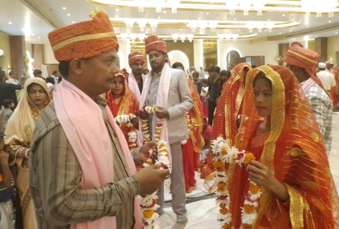 इकौना के एक होटल में आयोजित सामूहिक विवाह कार्यक्रम में हवन कुंड के पास बैठे वर-वधू। इकौना के एक होटल में आयोजित सामूहिक विवाह कार्यक्रम में हवन कुंड के पास बैठे वर-वधू।