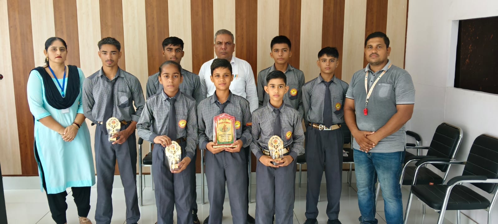 जिला स्तरीय प्रतियोगिता में विजेता खिलाड़ी गौरव पब्लिक स्कूल, रोहेड़ा के साथ विद्यालय स्टाफ।विज