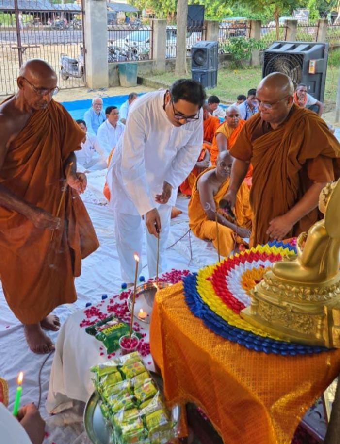 जेतवन परिसर में वर्षावास की पूजा करते बौद्ध अनुयायी। जेतवन परिसर में वर्षावास की पूजा करते बौद्ध अनुयायी।