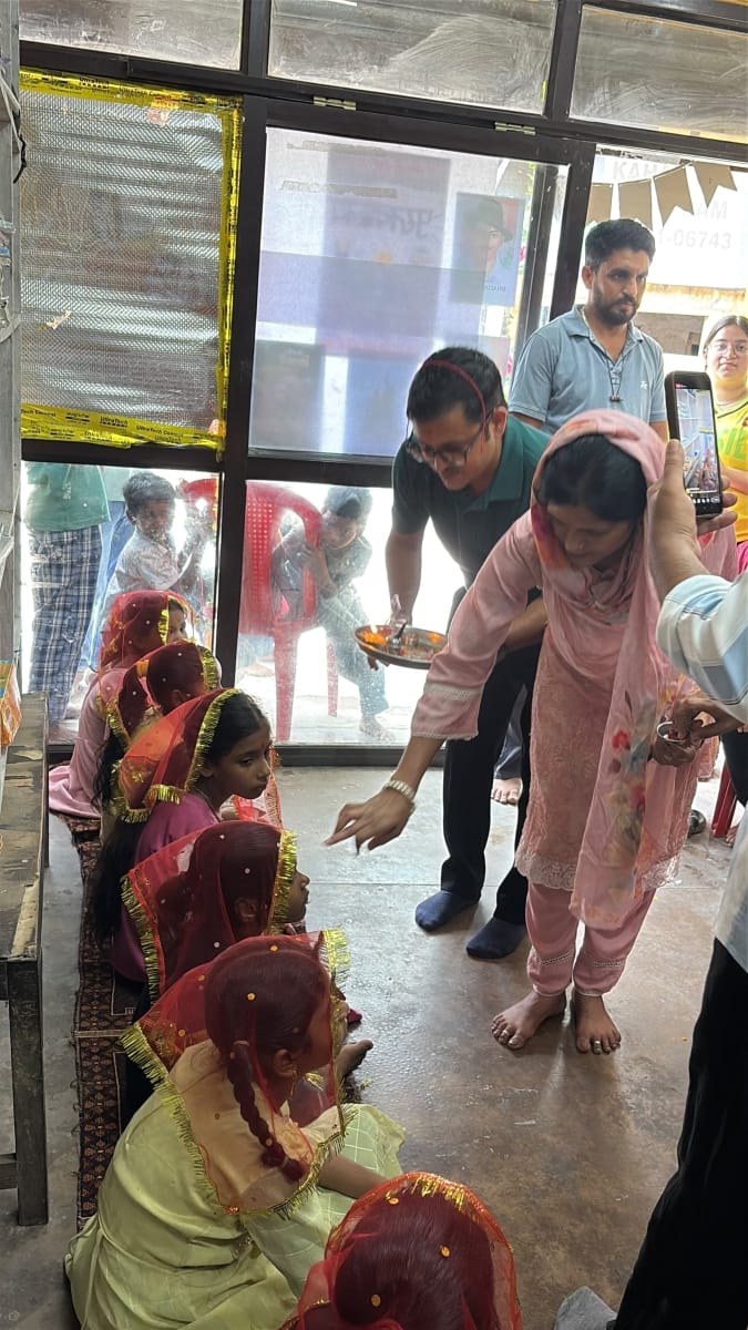 जयसिंहपुर क्षेत्र में निशुल्क लाईब्रेरी का शुभारंभ करने के बाद कन्यापूजन करते मुख्यातिथि राकेश 