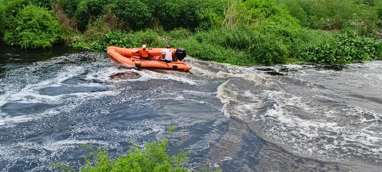 काली नदी में चारू की तलाश करती एनडीआरएफ की टीम। संवाद काली नदी में चारू की तलाश करती एनडीआरएफ की टीम। संवाद