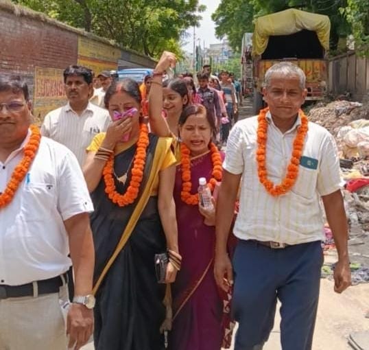 कॉलेज के रोड पर कूड़ा और मार्च निकालते अभिभावक। कॉलेज के रोड पर कूड़ा और मार्च निकालते अभिभावक।