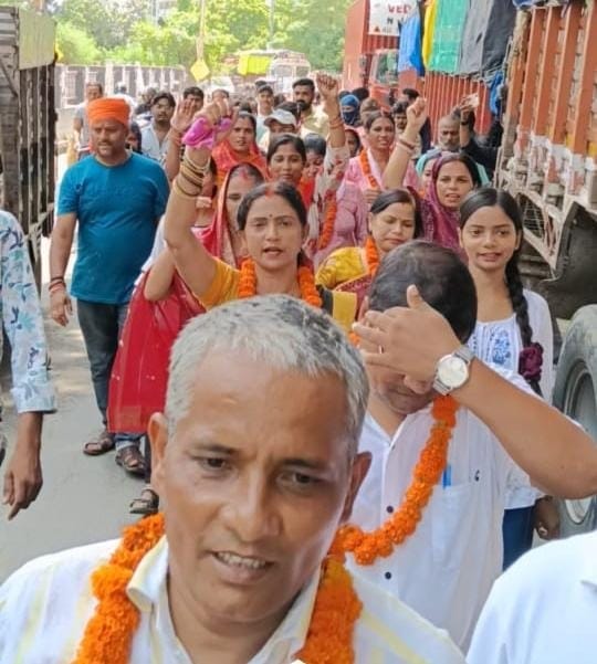 कॉलेज के रोड पर कूड़ा और मार्च निकालते अभिभावक। कॉलेज के रोड पर कूड़ा और मार्च निकालते अभिभावक।
