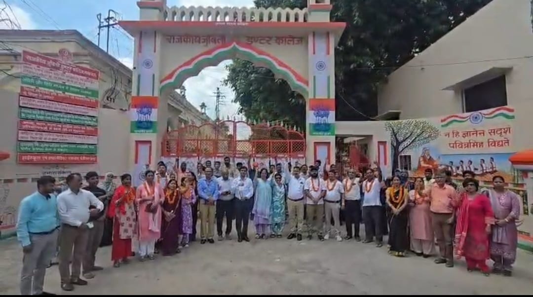 कॉलेज के रोड पर कूड़ा और मार्च निकालते अभिभावक। कॉलेज के रोड पर कूड़ा और मार्च निकालते अभिभावक।