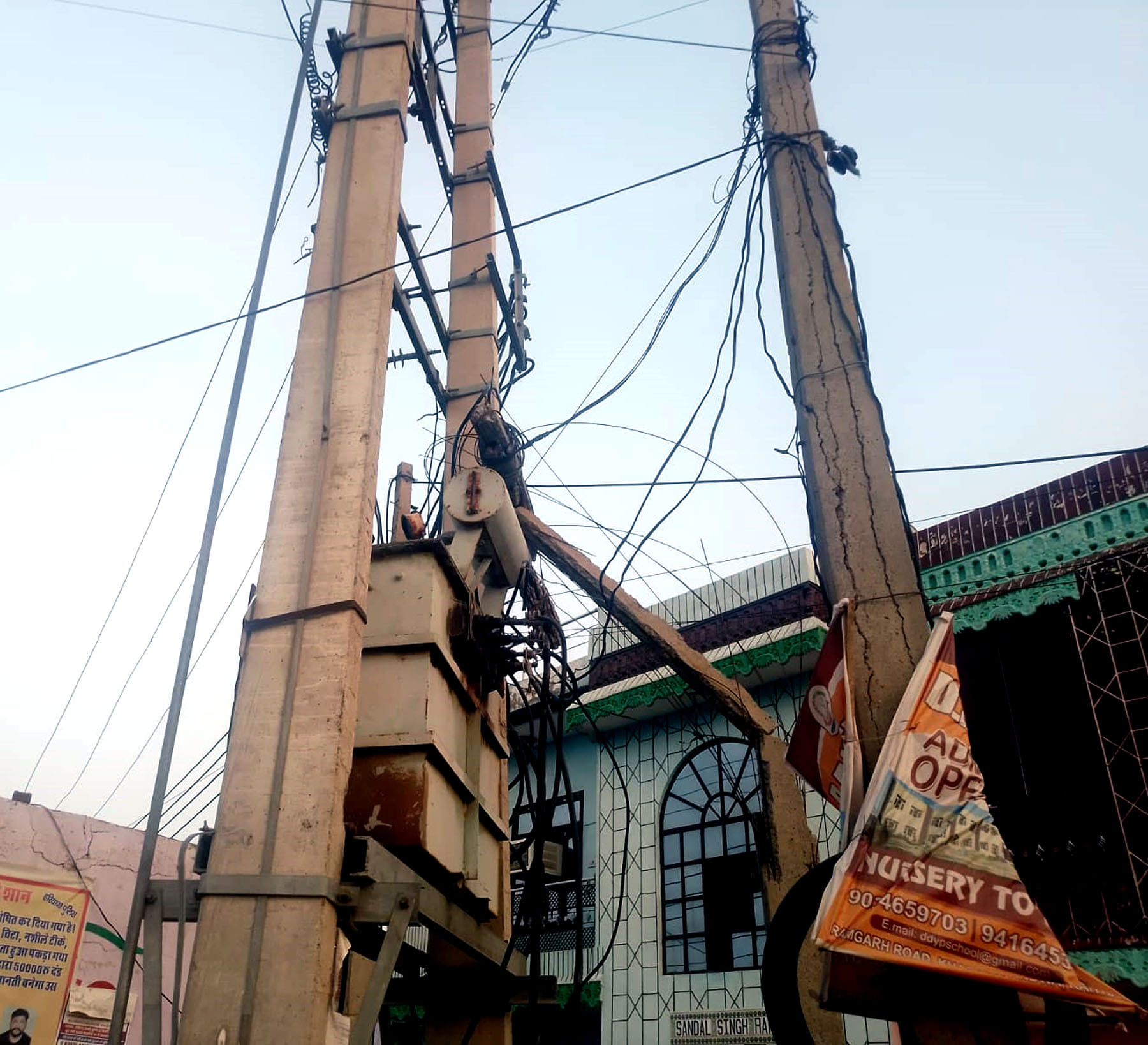 कलायत के सजूमा रोड़ के चौक पर टूटे बिजली के खंभे कलायत के सजूमा रोड़ के चौक पर टूटे बिजली के खंभे
