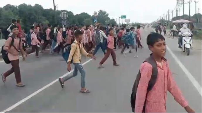 कैराना में जान जोखिम में डालकर नेशनल हाईवे पार करते पंजीठ जूनियर हाई स्कूल के मासूम छात्र-संवाद