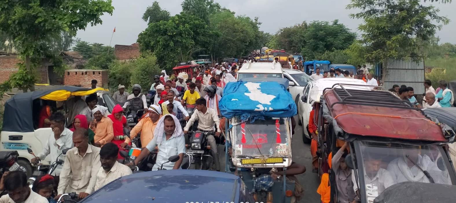 मिर्जापुर के ढाई घाट में गंगा स्नान करते श्रद्धालु। संवाद मिर्जापुर के ढाई घाट में गंगा स्नान करते श्रद्धालु। संवाद