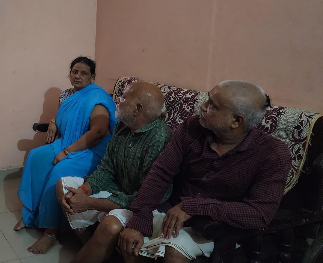 नई दिल्ली में सांसद मनोज तिवारी से मिलकर यूक्रेन में लापता झूंसी के रामचंद्र दुबे के बारे में प नई दिल्ली में सांसद मनोज तिवारी से मिलकर यूक्रेन में लापता झूंसी के रामचंद्र दुबे के बारे में प