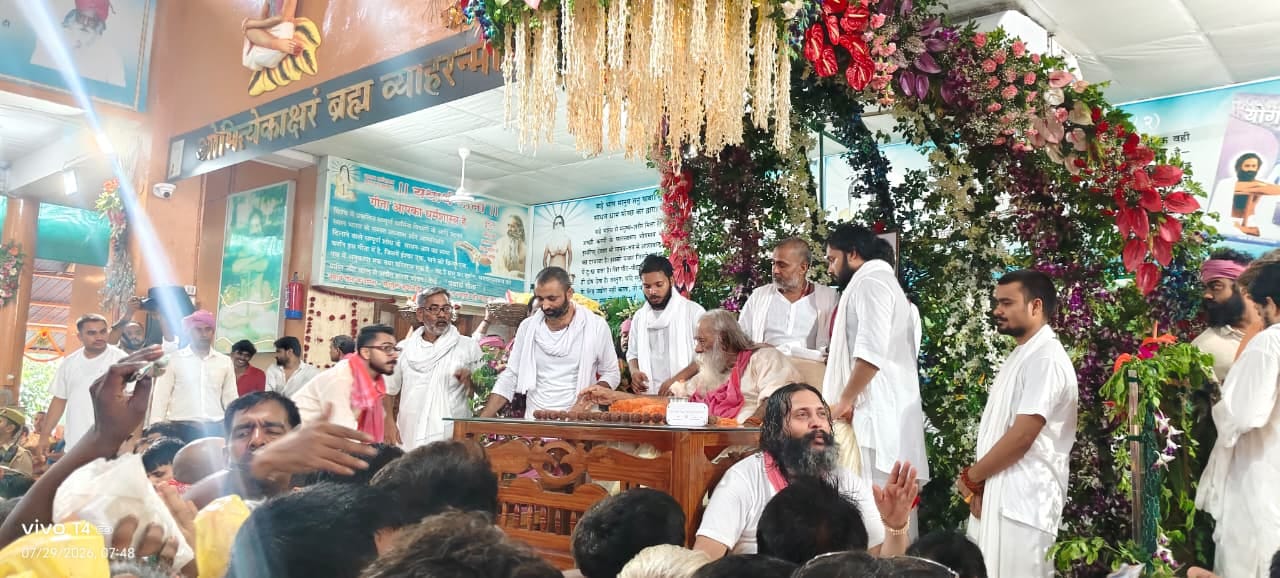 नरायनपुर के बैकुंठपुर में शिवगुरु महोत्सव में प्रवचन करतें बाबा बनवारी लाल, आयोजक