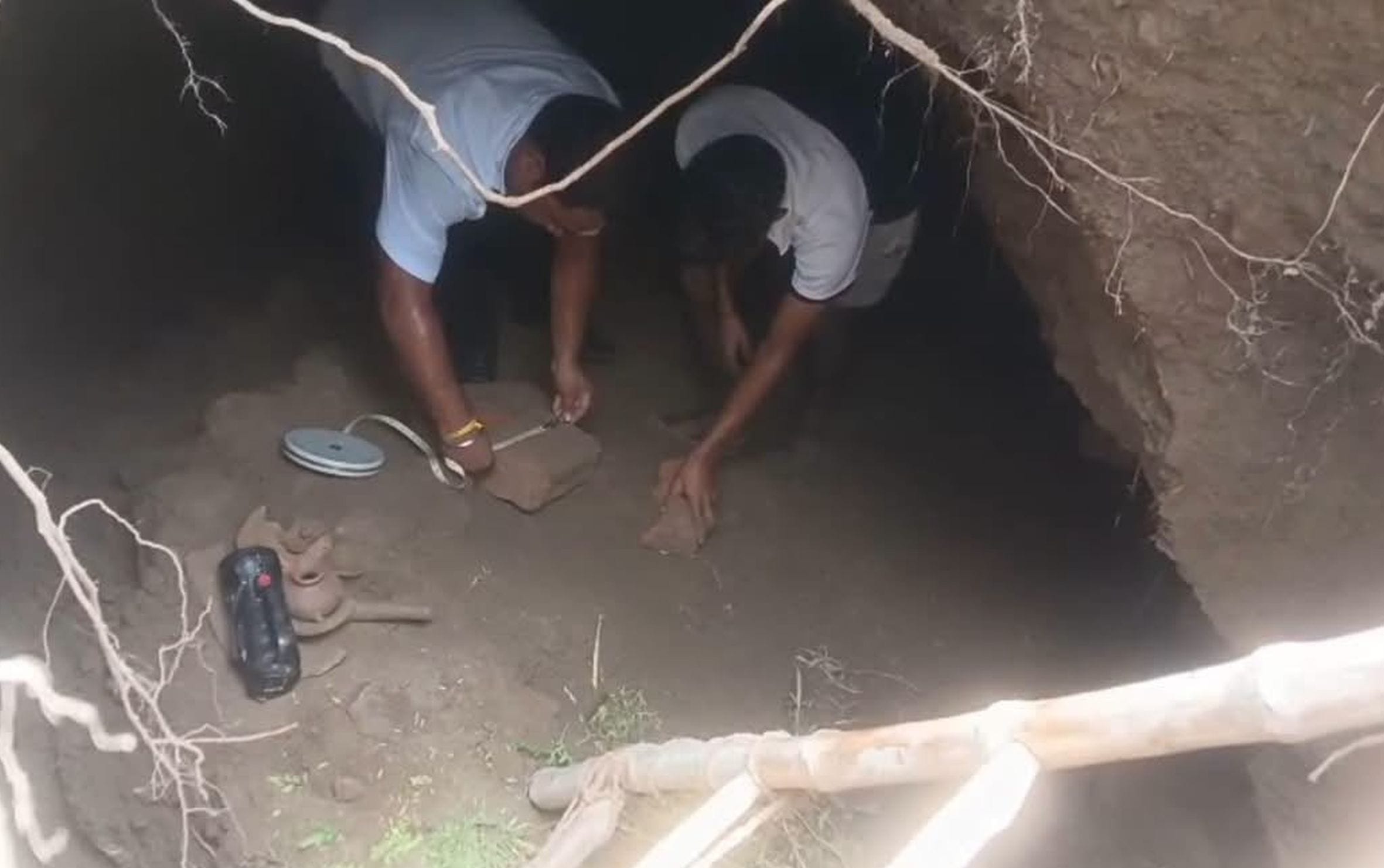 ओई गांव में जमीन धंसने से हुए गड्ढे से मिले मिट्टी के प्राचीन बर्तन। ओई गांव में जमीन धंसने से हुए गड्ढे से मिले मिट्टी के प्राचीन बर्तन।