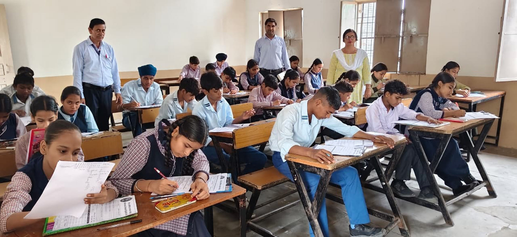 ओलंपियाड परीक्षा में भाग लेते हुए छात्र। ओलंपियाड परीक्षा में भाग लेते हुए छात्र।