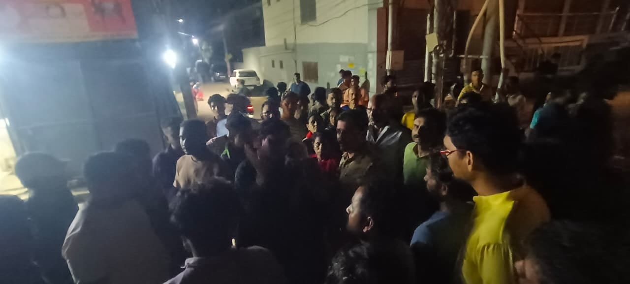प्रदर्शन करते स्थानीय लोग। प्रदर्शन करते स्थानीय लोग।