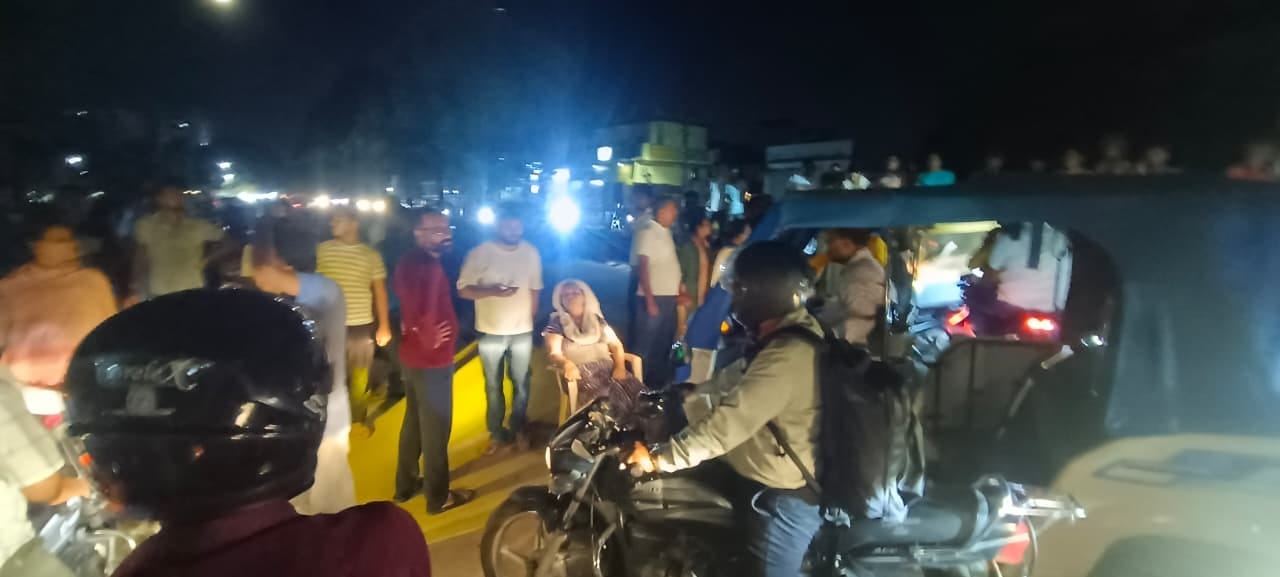 प्रदर्शन करते स्थानीय लोग। प्रदर्शन करते स्थानीय लोग।