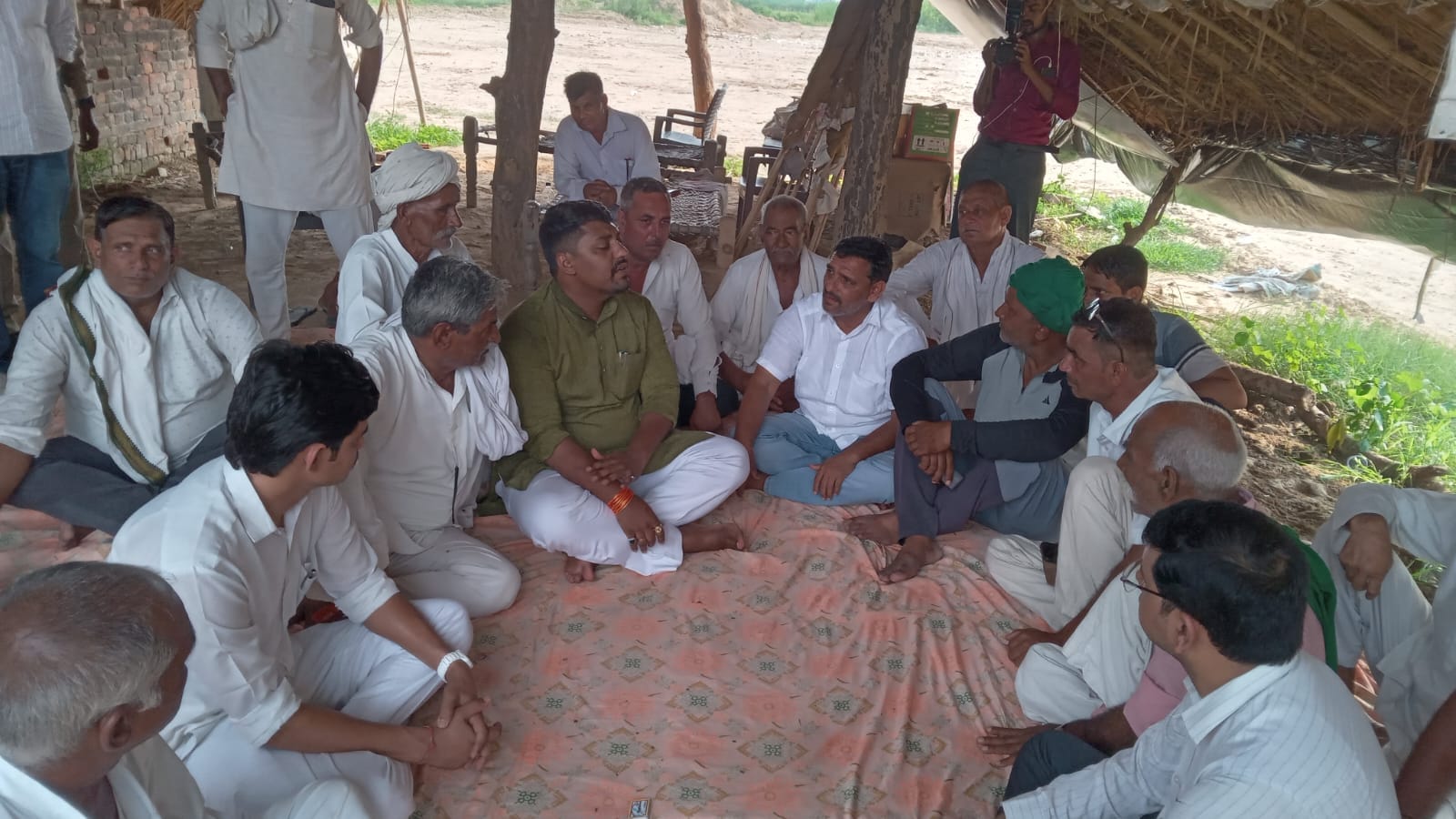 पिसावा के गांव राऊपुर मे किसानों की समस्याए सुनते राजस्व राज्य मंत्री
