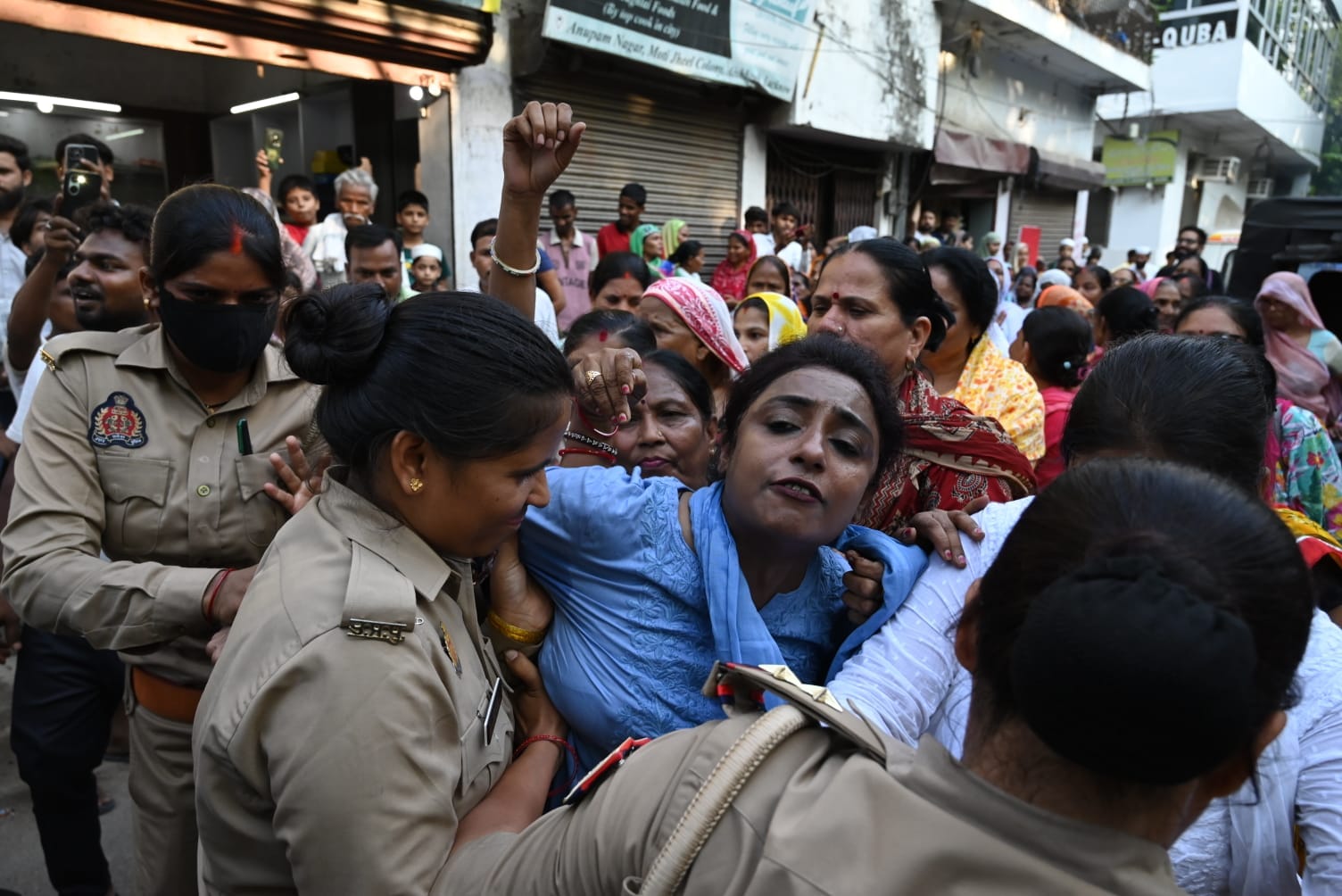पुतला फूंकते कांग्रेसी।