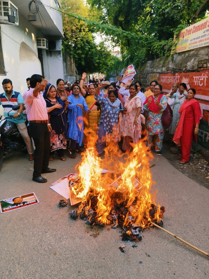 पुतला फूंकते कांग्रेसी।