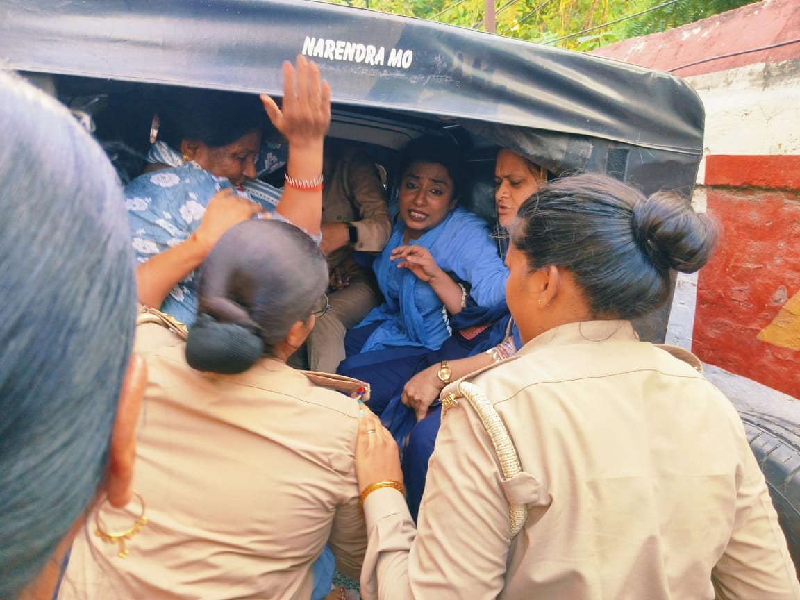 पुतला फूंकते कांग्रेसी।