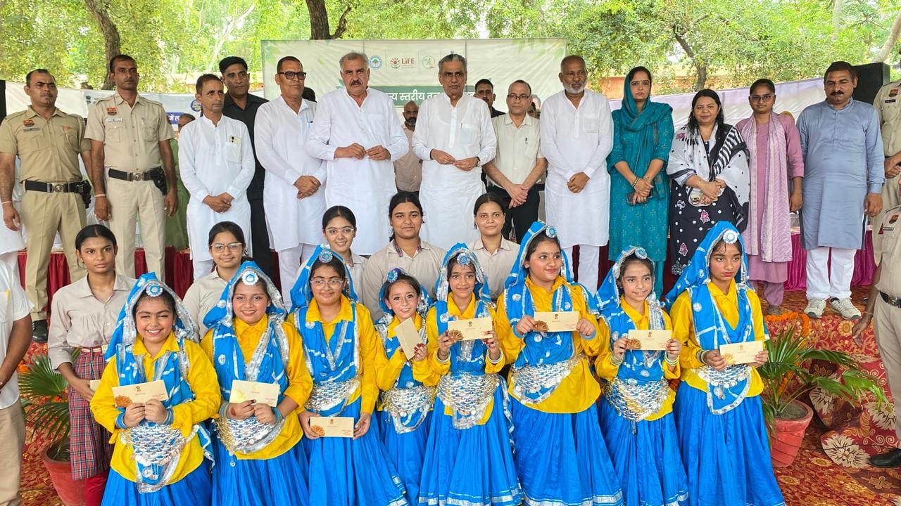 राजकीय उच्च विद्यालय, भोडिया खेड़ा में 77वें जिला स्तरीय वन महोत्सव के दौरान पौधरोपण करते हुए