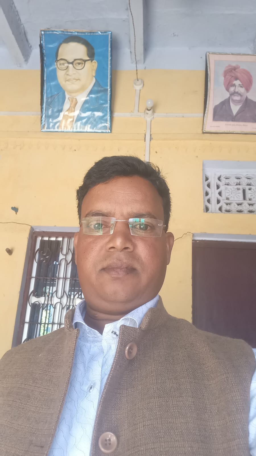 राजमार्ग–24 पर गरुआ मकसूदपुर गांव के सामने चक्काजाम करते मृतक संजय राम के परिजन व ग्रामीण। संवा