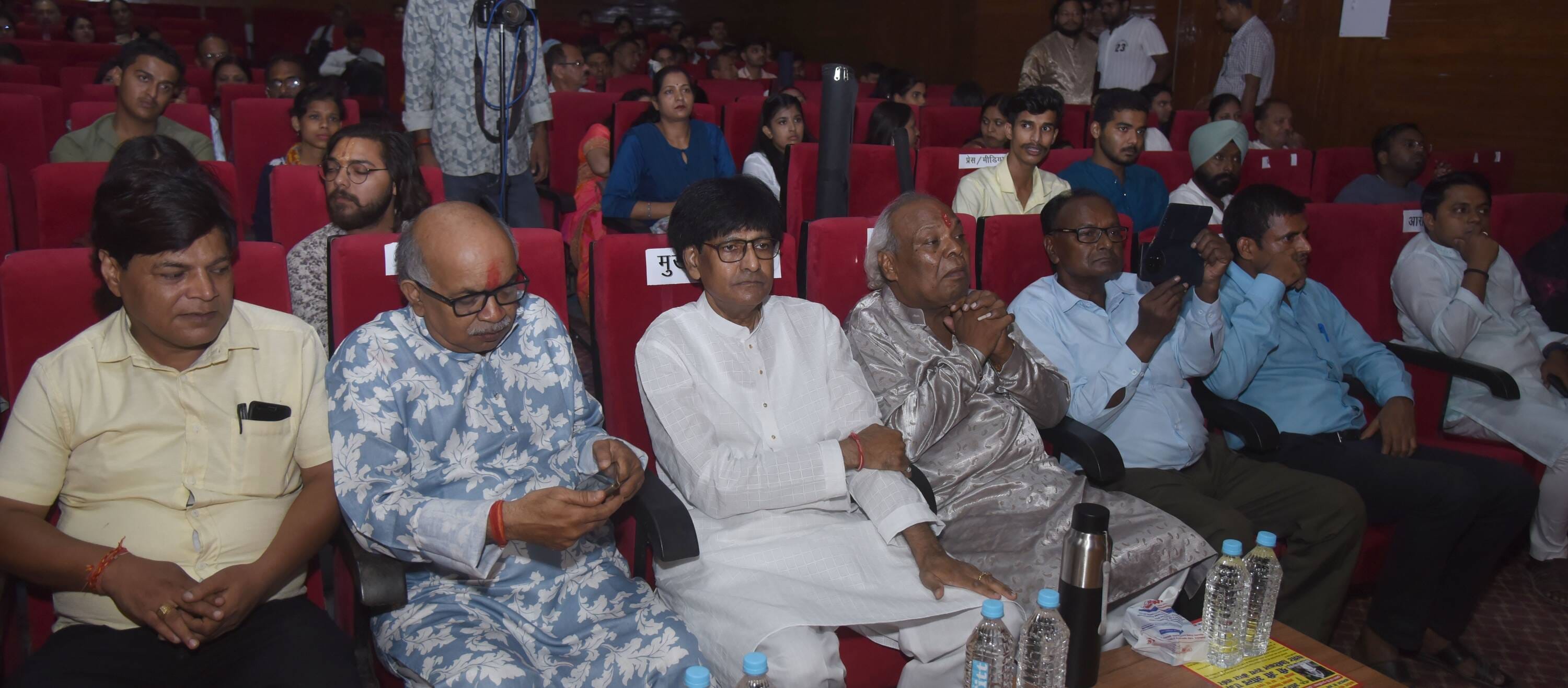 राय उमानाथ बली प्रेक्षागृह में भारतीय संगीत महाविद्यालय की ओर से गुरु उत्सव कार्यक्रम का आयोजन राय उमानाथ बली प्रेक्षागृह में भारतीय संगीत महाविद्यालय की ओर से गुरु उत्सव कार्यक्रम का आयोजन