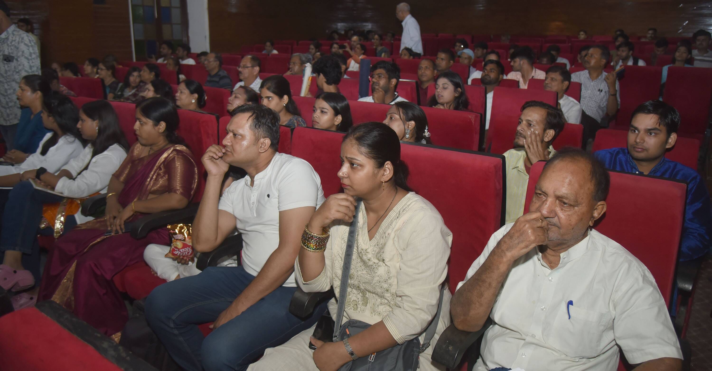 राय उमानाथ बली प्रेक्षागृह में भारतीय संगीत महाविद्यालय की ओर से गुरु उत्सव कार्यक्रम का आयोजन राय उमानाथ बली प्रेक्षागृह में भारतीय संगीत महाविद्यालय की ओर से गुरु उत्सव कार्यक्रम का आयोजन
