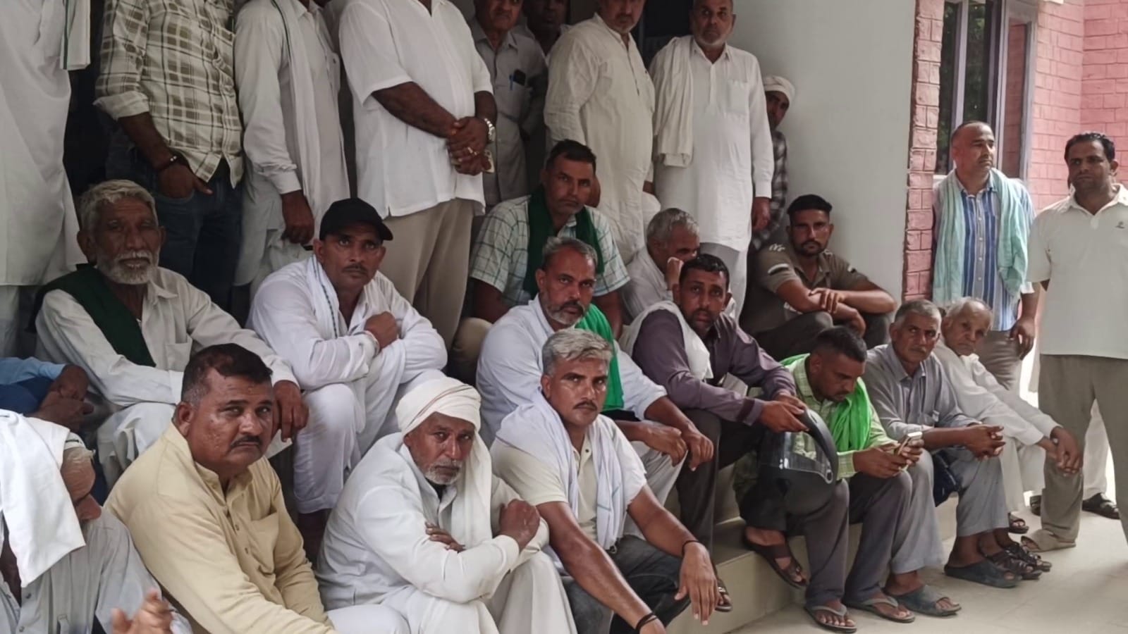 सिंचाई विभाग के अधिकारी को खरी खोटी सुनाते हुए किसान। संवाद