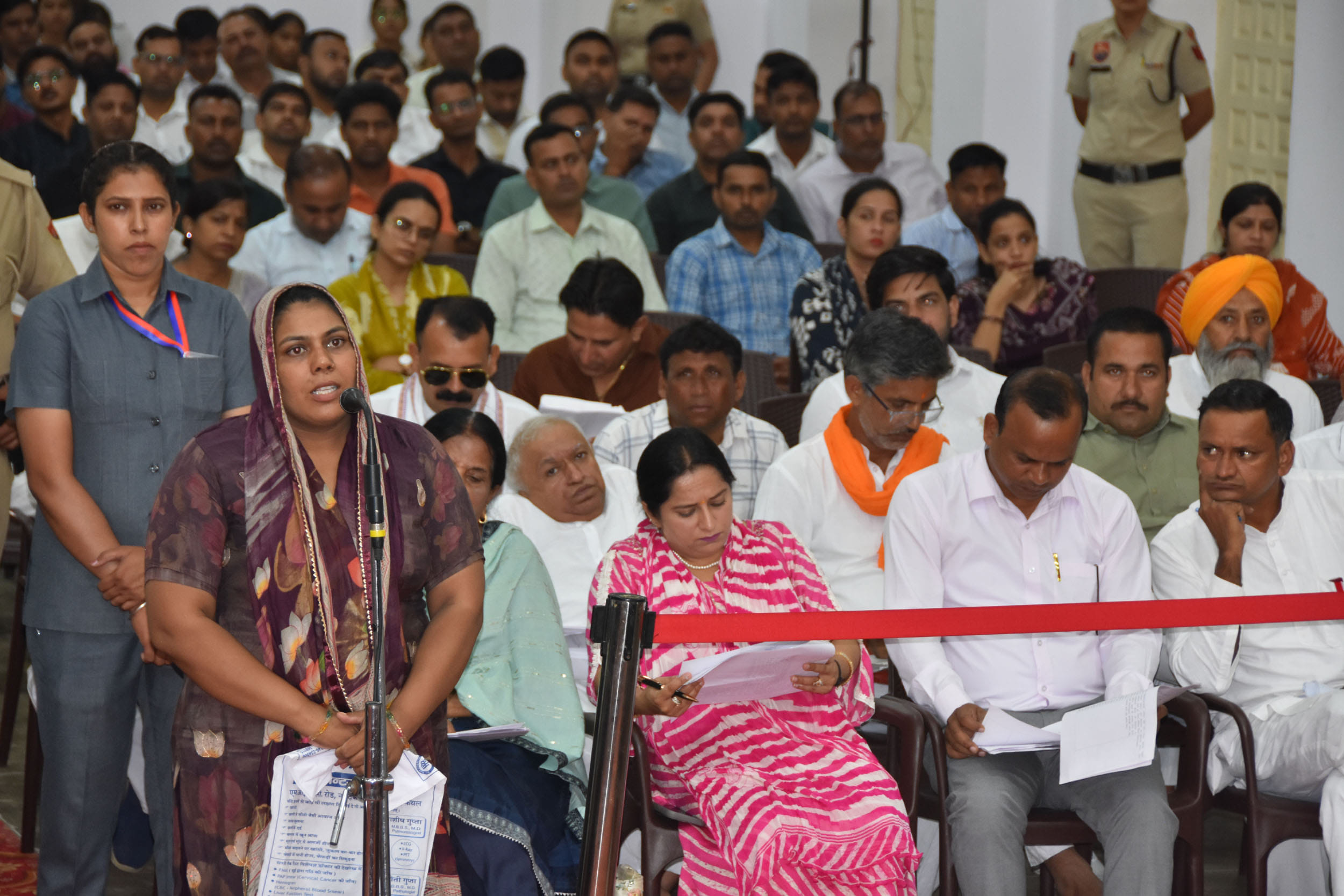 समिति की बैठक के दौरान रो पड़ी शिकायतकर्ता। संवाद समिति की बैठक के दौरान रो पड़ी शिकायतकर्ता। संवाद