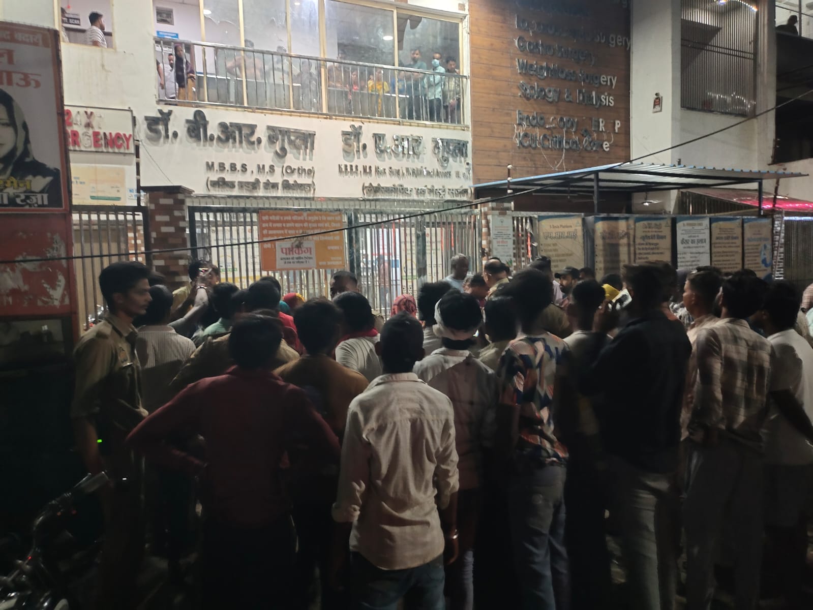 सीओ सिटी राहुल पांडेय रामा हॉस्पिटल पहुंचे और मृतक के परिजनों से बात की। संवाद सीओ सिटी राहुल पांडेय रामा हॉस्पिटल पहुंचे और मृतक के परिजनों से बात की। संवाद
