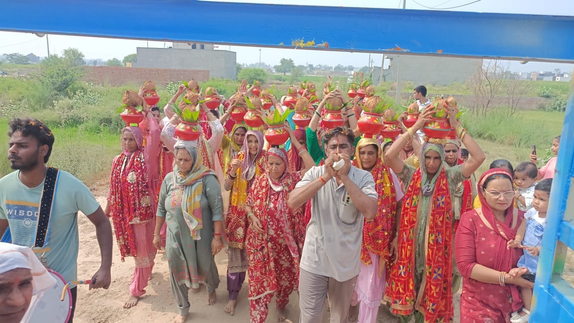 सिर पर कलश लेकर चलती महिलाएं। संवाद सिर पर कलश लेकर चलती महिलाएं। संवाद