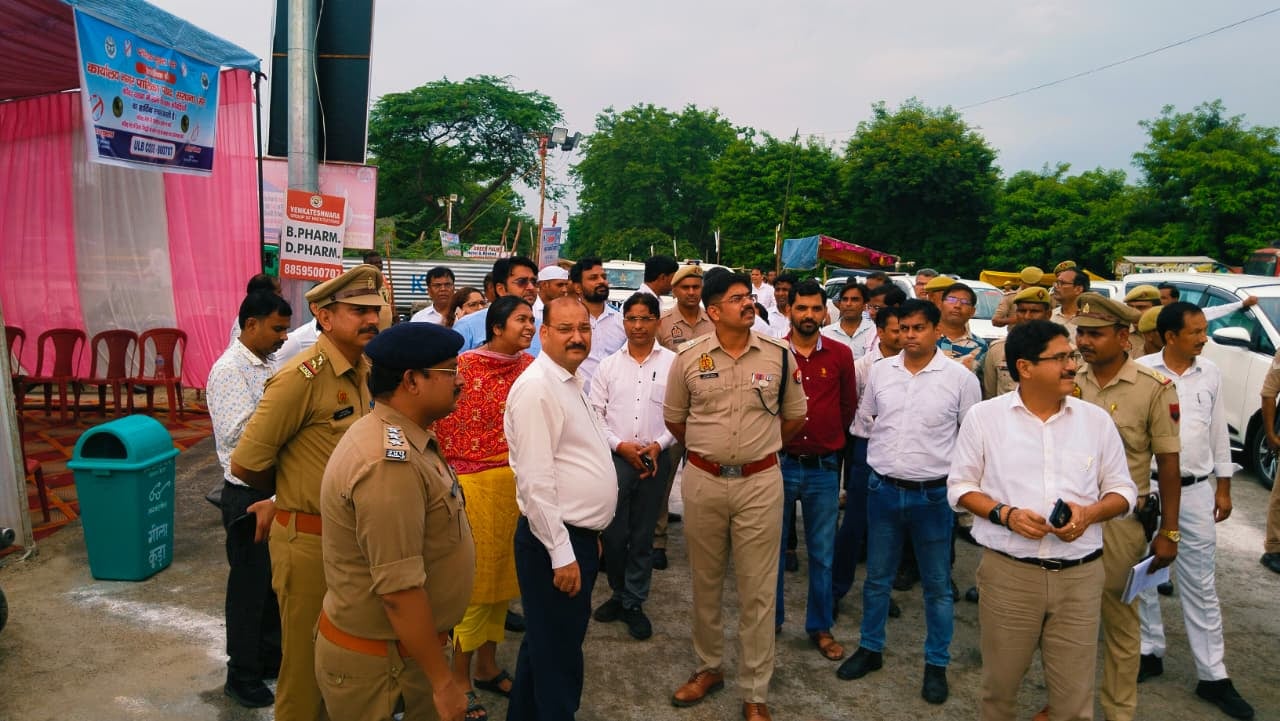 सरधना। गंग नहर के सरधना पुल के पर कांवड़ मार्ग का निरीक्षण करते डीएम डॉ. वीके सिंह व सीडीओ नुपु सरधना। गंग नहर के सरधना पुल के पर कांवड़ मार्ग का निरीक्षण करते डीएम डॉ. वीके सिंह व सीडीओ नुपु