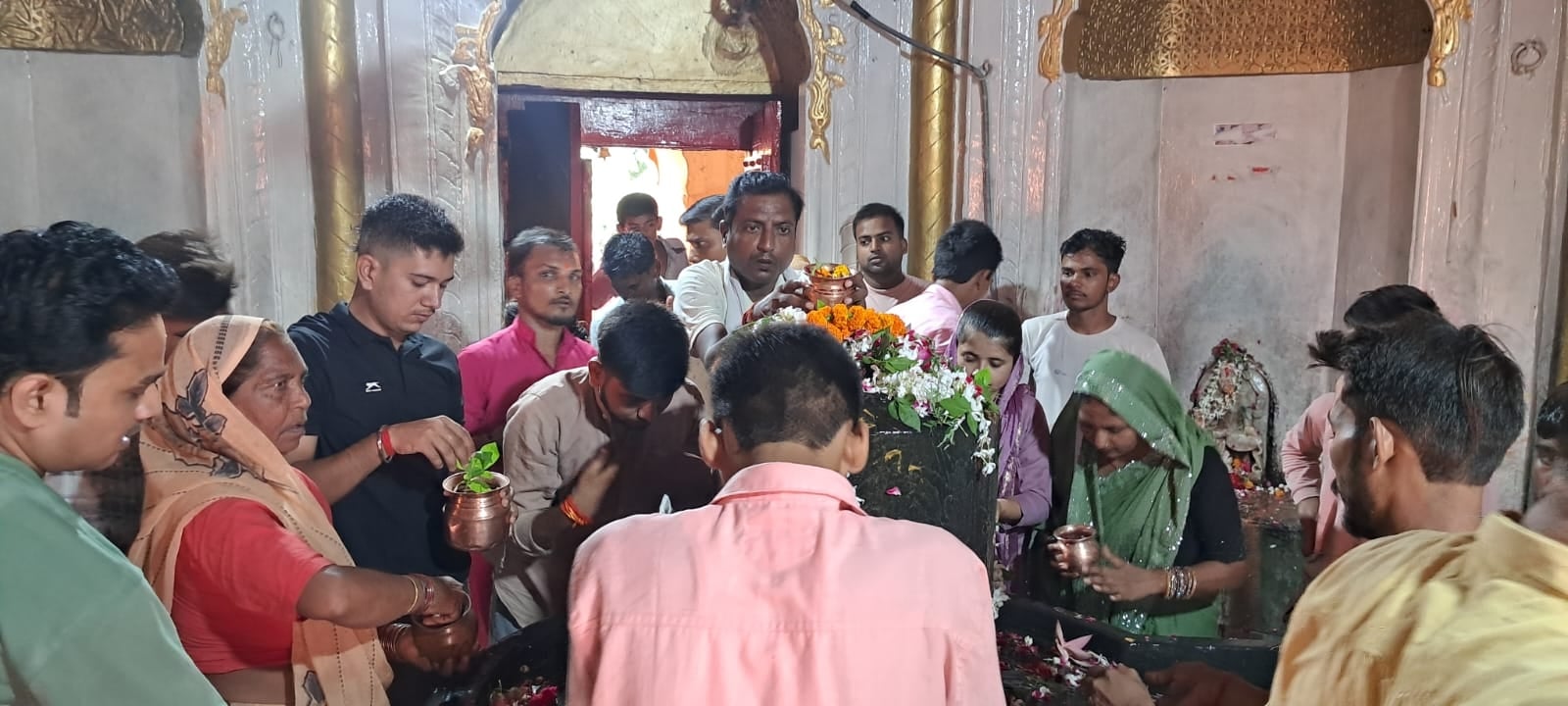सावन के पहले दिन शिवालयों में जलाभिषेक करते श्रद्धालु व नागेश्वर महादेव मंदिर में गणपति स्वरू सावन के पहले दिन शिवालयों में जलाभिषेक करते श्रद्धालु व नागेश्वर महादेव मंदिर में गणपति स्वरू