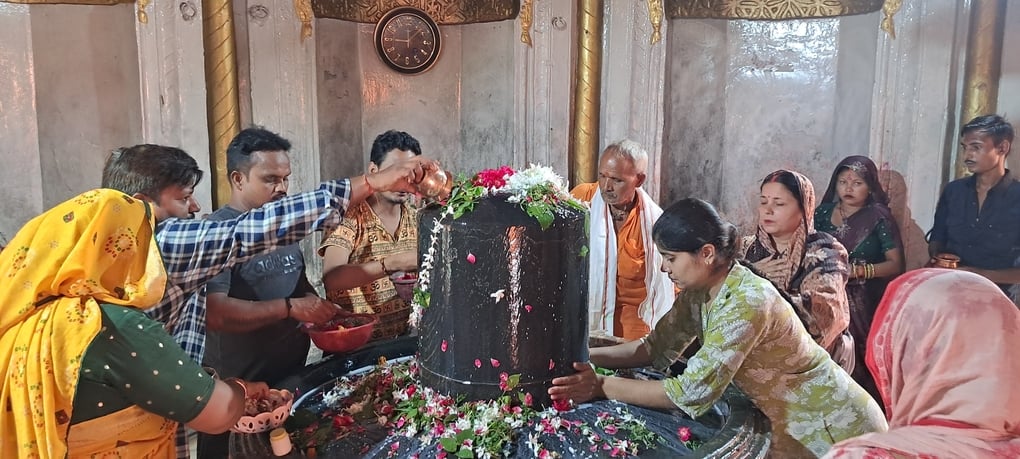 सावन के पहले दिन शिवालयों में जलाभिषेक करते श्रद्धालु व नागेश्वर महादेव मंदिर में गणपति स्वरू सावन के पहले दिन शिवालयों में जलाभिषेक करते श्रद्धालु व नागेश्वर महादेव मंदिर में गणपति स्वरू