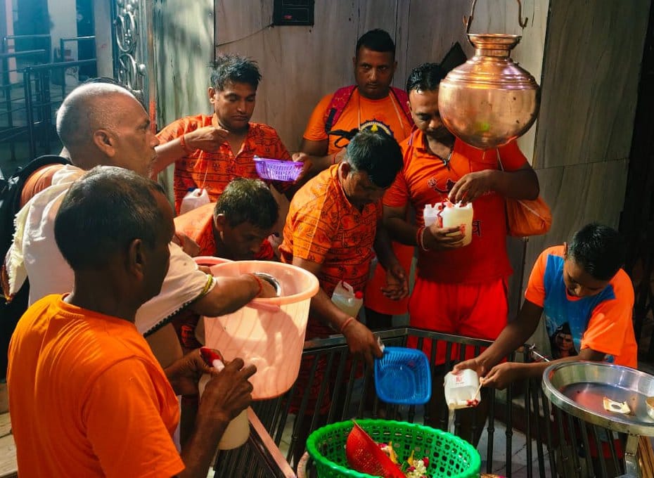 सावन माह के पहले दिन बाबा घुइसरनाथ धाम में जलाभिषेक करते श्रद्धालु। संवाद
