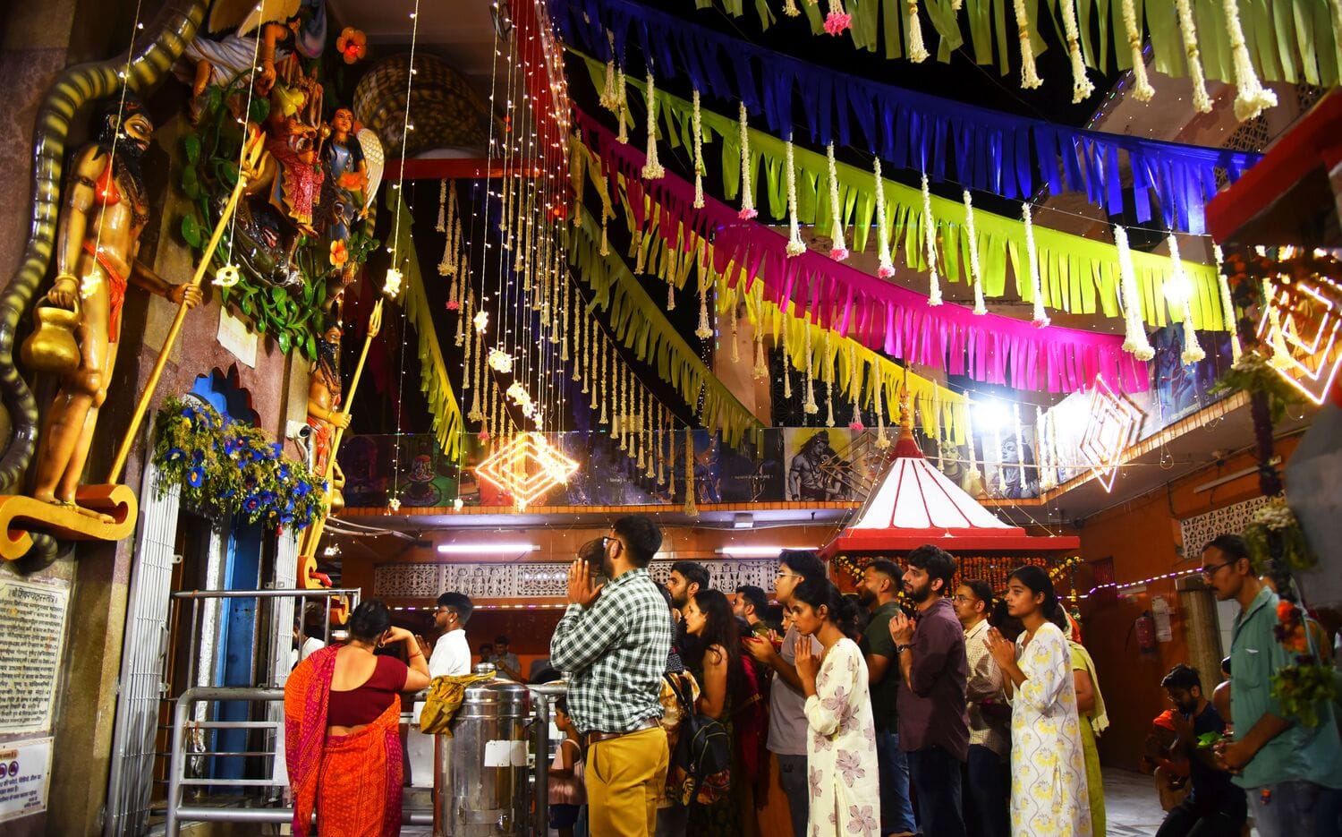 सावन मास के अवसर पर शिवालयों में बुधवार को की गई साज-सज्जा। सावन मास के अवसर पर शिवालयों में बुधवार को की गई साज-सज्जा।