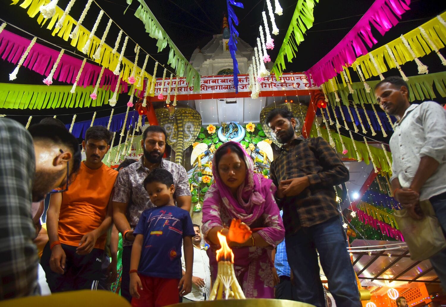 सावन मास के अवसर पर शिवालयों में बुधवार को की गई साज-सज्जा। सावन मास के अवसर पर शिवालयों में बुधवार को की गई साज-सज्जा।
