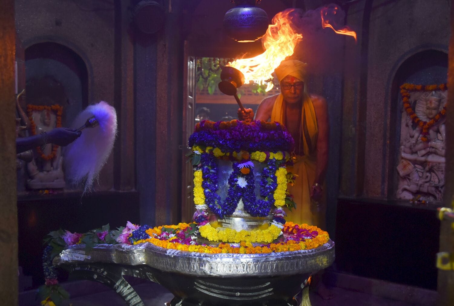 सावन मास के अवसर पर शिवालयों में बुधवार को की गई साज-सज्जा। सावन मास के अवसर पर शिवालयों में बुधवार को की गई साज-सज्जा।