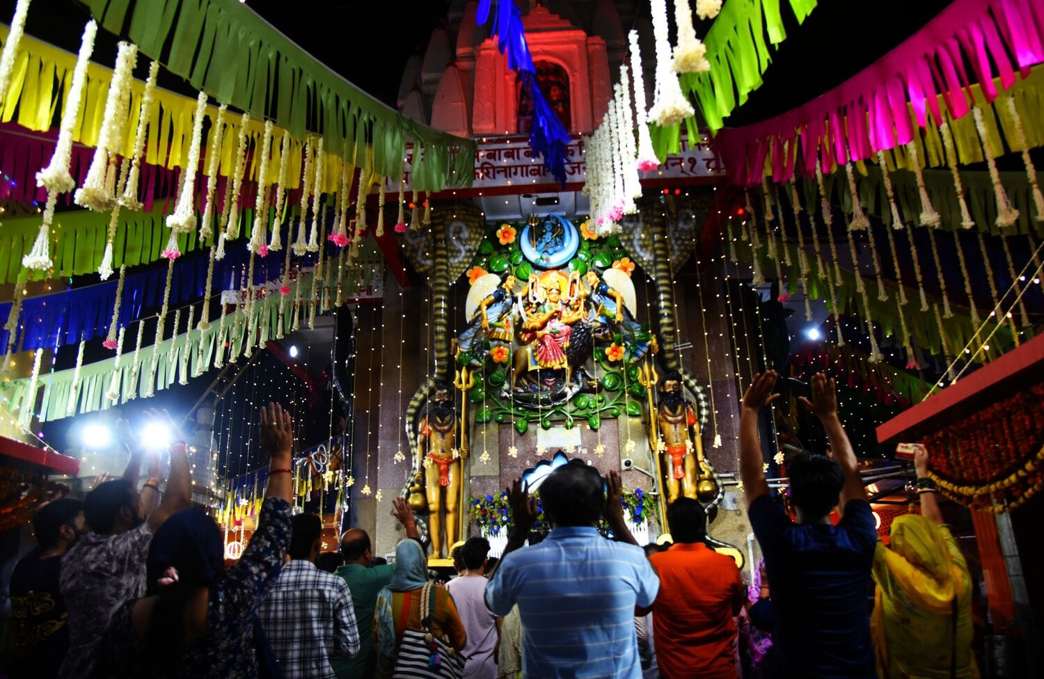 सावन मास के अवसर पर शिवालयों में बुधवार को की गई साज-सज्जा। सावन मास के अवसर पर शिवालयों में बुधवार को की गई साज-सज्जा।