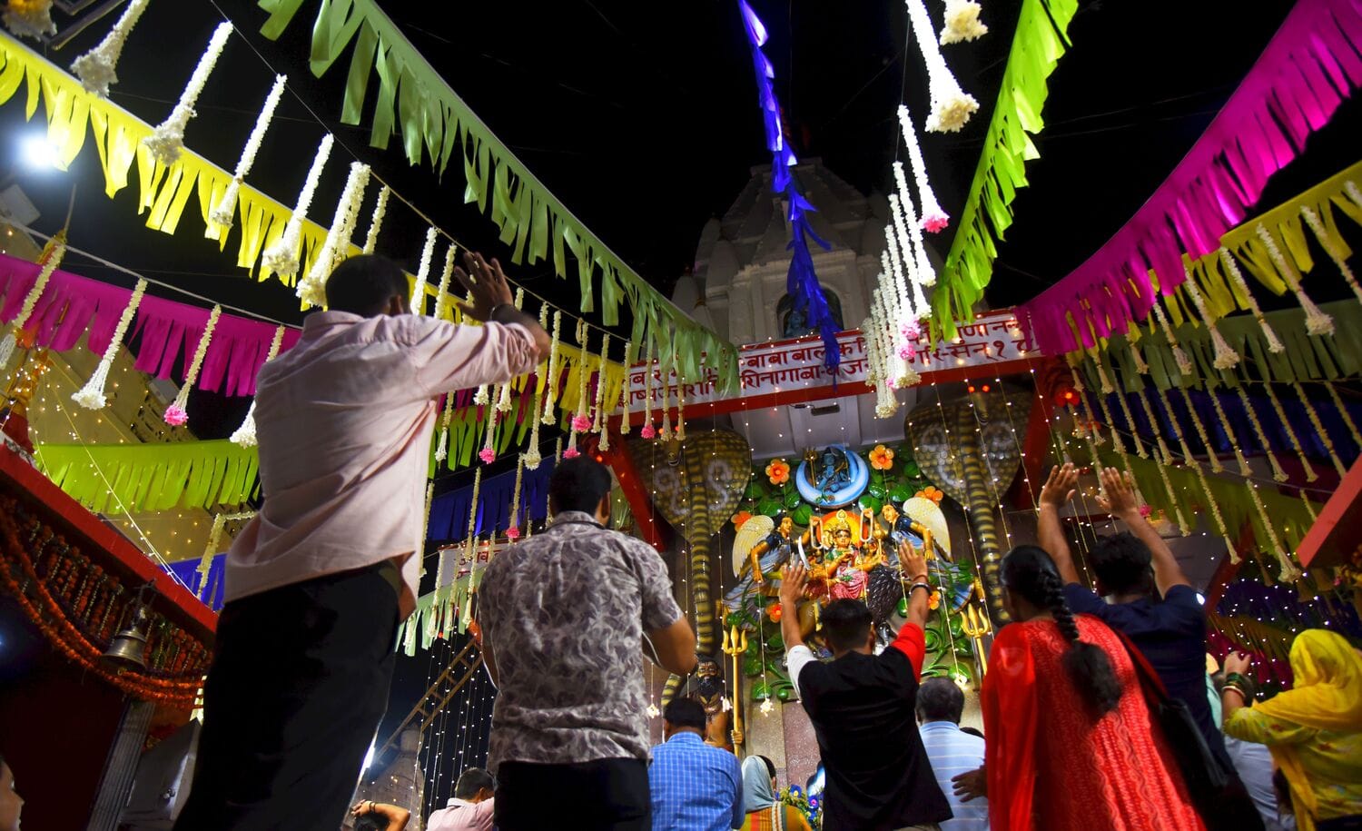 सावन मास के अवसर पर शिवालयों में बुधवार को की गई साज-सज्जा। सावन मास के अवसर पर शिवालयों में बुधवार को की गई साज-सज्जा।