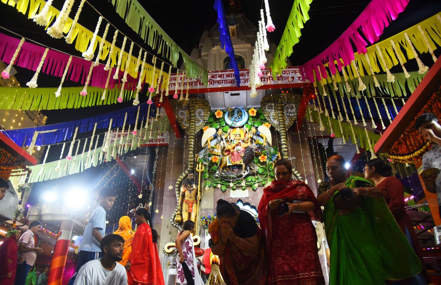सावन मास के अवसर पर शिवालयों में बुधवार को की गई साज-सज्जा। सावन मास के अवसर पर शिवालयों में बुधवार को की गई साज-सज्जा।